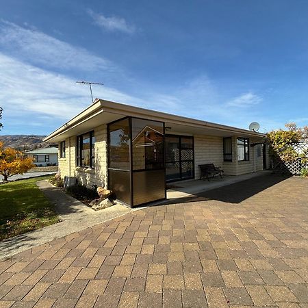 Home Away From Home In Cromwell Centre Exterior photo